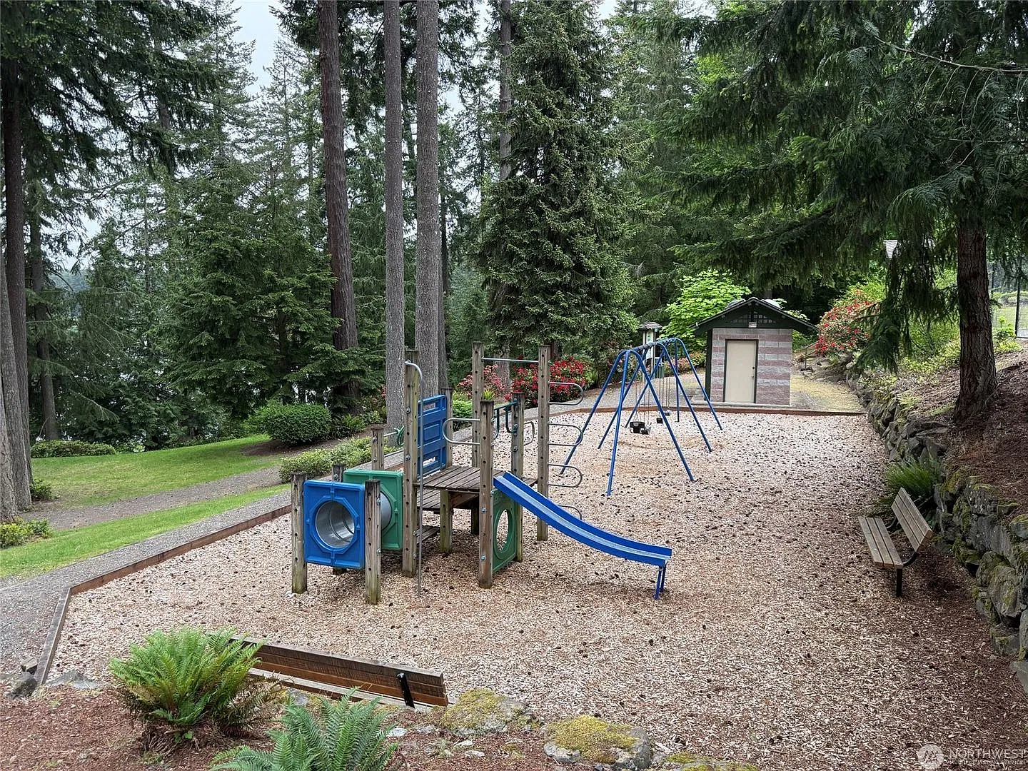 Large Living in Lake Forest Estates — Photo 4