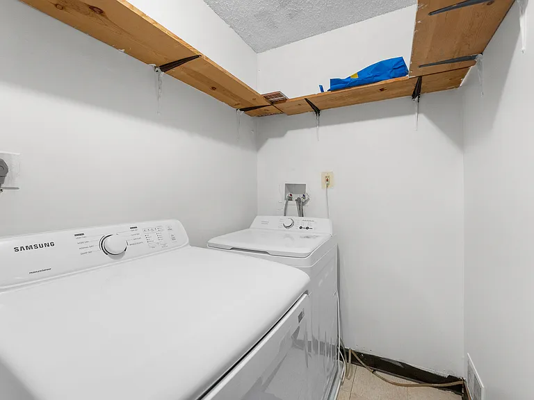 61 Canterbury Ct — Photo 11