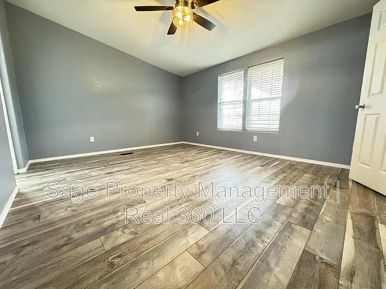 4879 N Monterey Dr — Photo 4