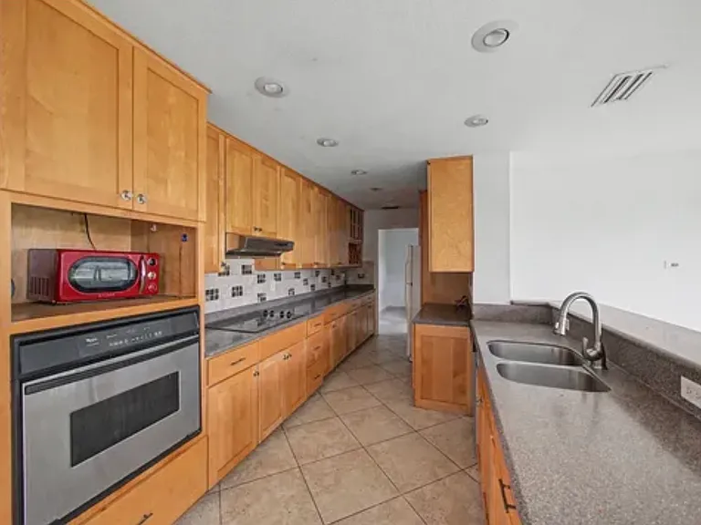 1149 SW Hogan St — Photo 5
