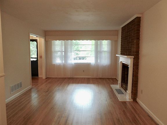2nd image of 1401 Woodlawn Ave