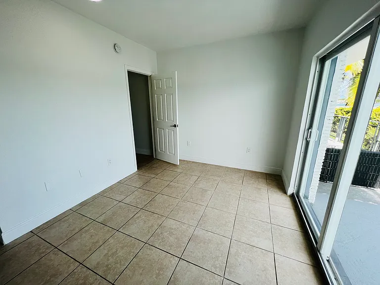 944 Bay Dr #7 — Photo 14