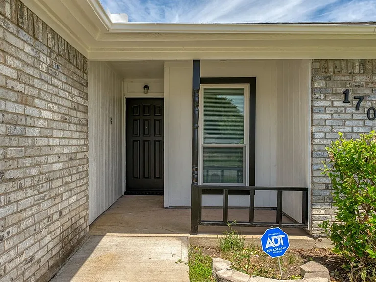 1700 Willow Vale Dr — Photo 2
