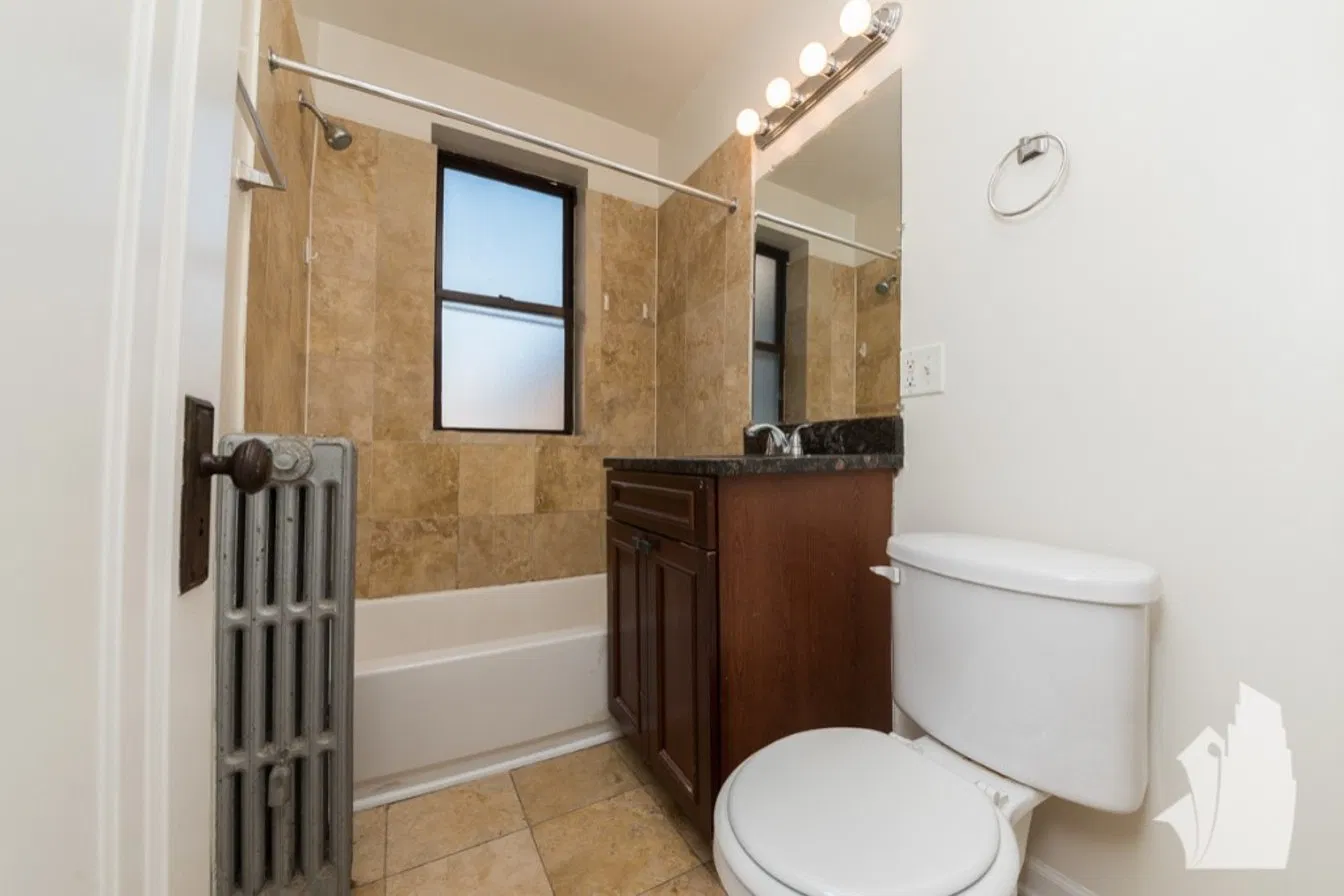 1249 W Henderson St — Photo 3