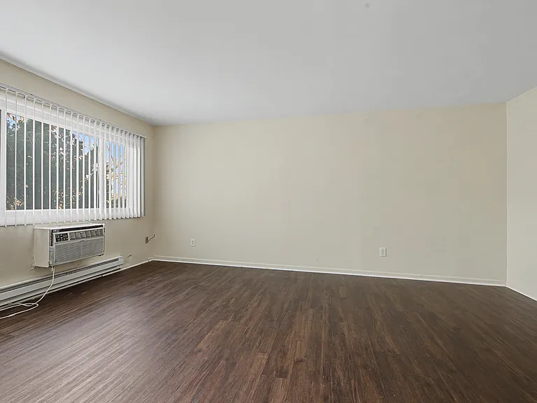 131 N Lincolnway #4 — Photo 3