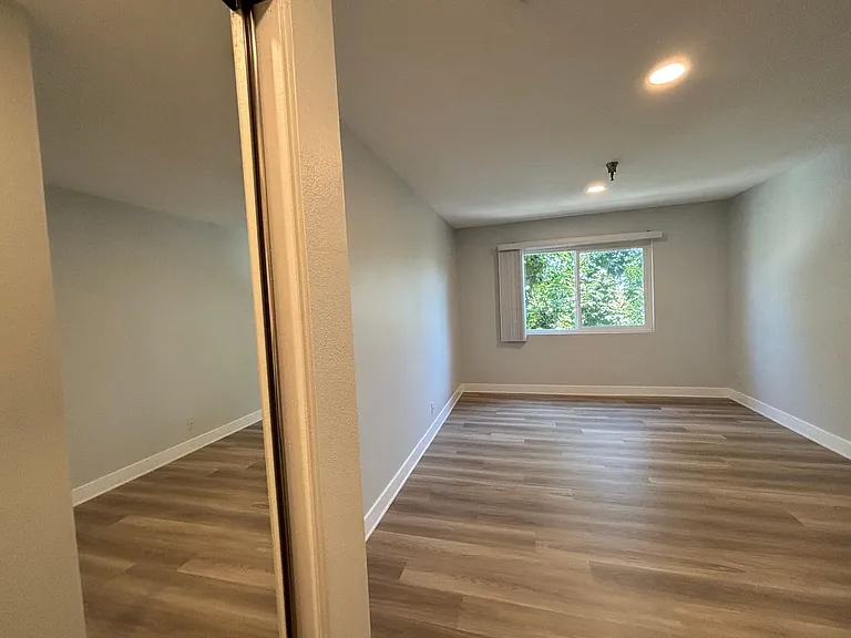 110 S Sweetzer Ave — Photo 32