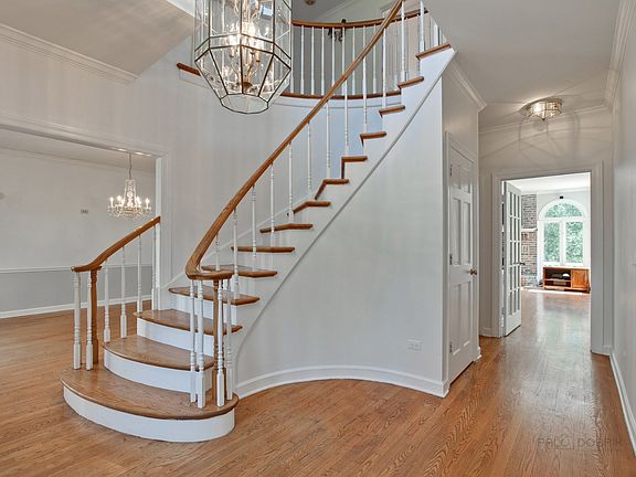Center entry foyer with elegant curved staircase