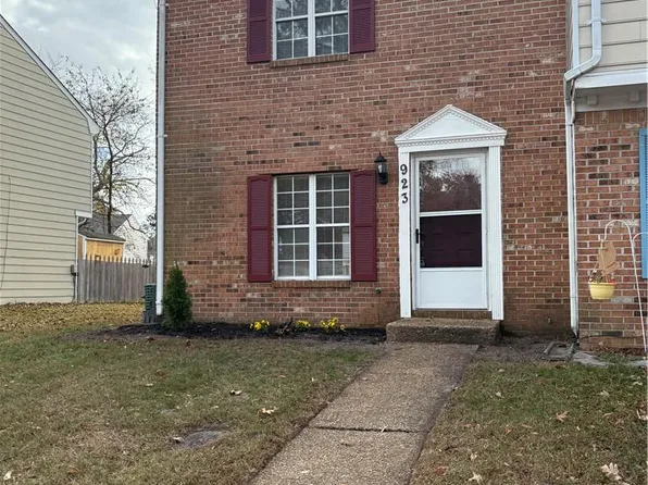 923 Captains Ct, Chesapeake, VA 23320
