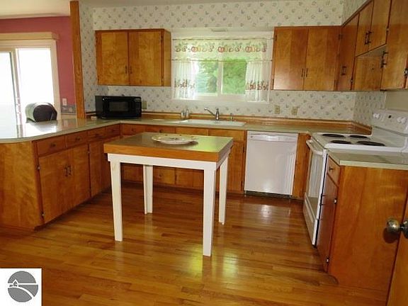 4th image of 834 Newman St