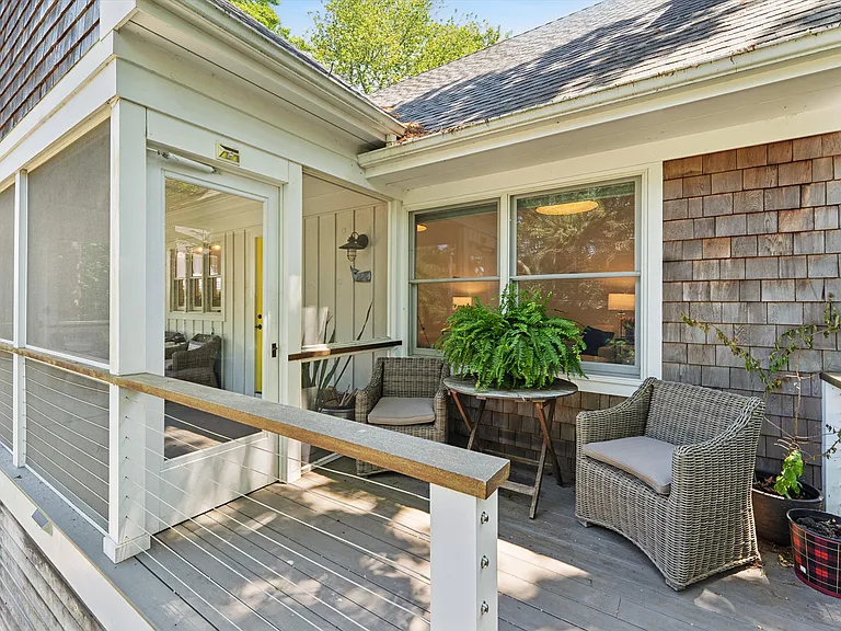 104 Lake Dr — Photo 1