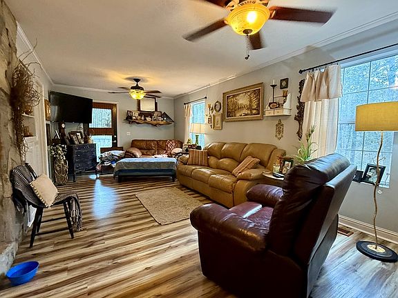 3rd image of 836 Campbell Rd