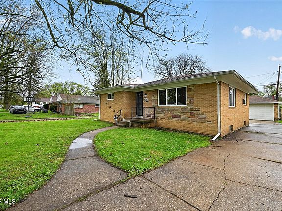 2nd image of 826 Ranch Dr