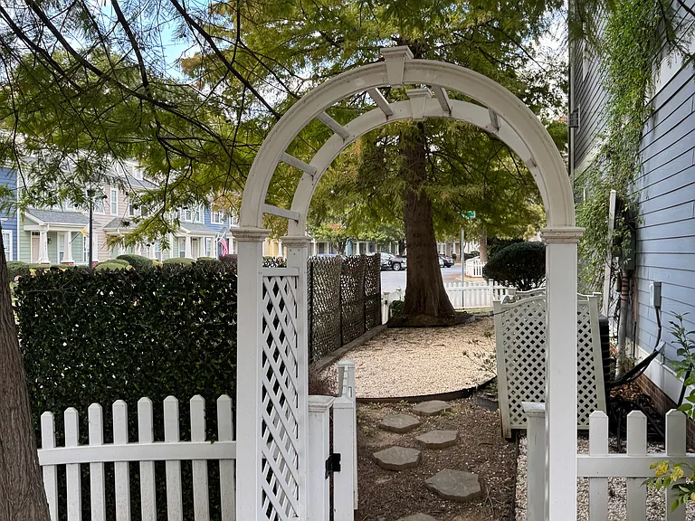 539 Dubois Ct — Photo 10