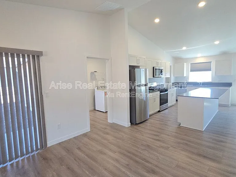 652 NE McCampbell St — Photo 10