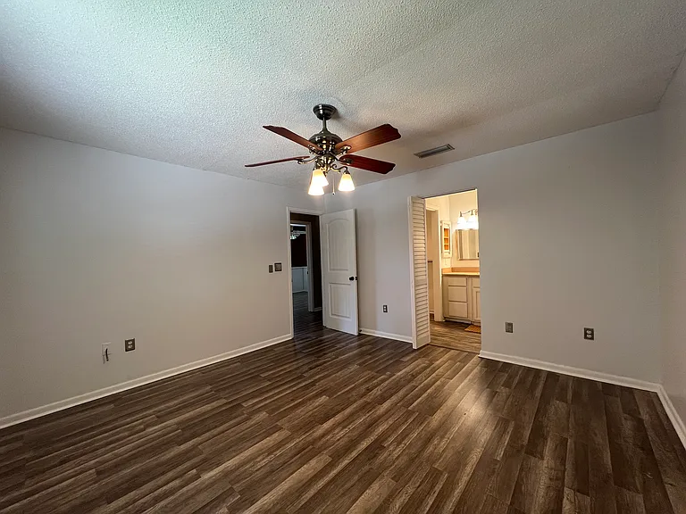 630 Queens Cir — Photo 16