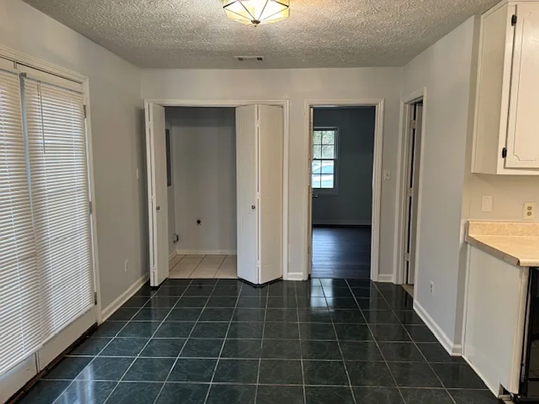 885 Park Pl NE — Photo 4