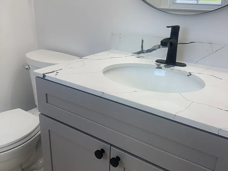1/2 Bath off main bedroom