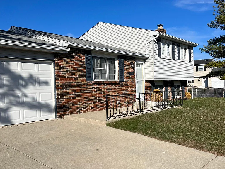 5850 Baytree Dr — Photo 1