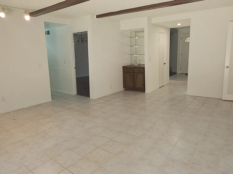 20727 Horace St — Photo 6