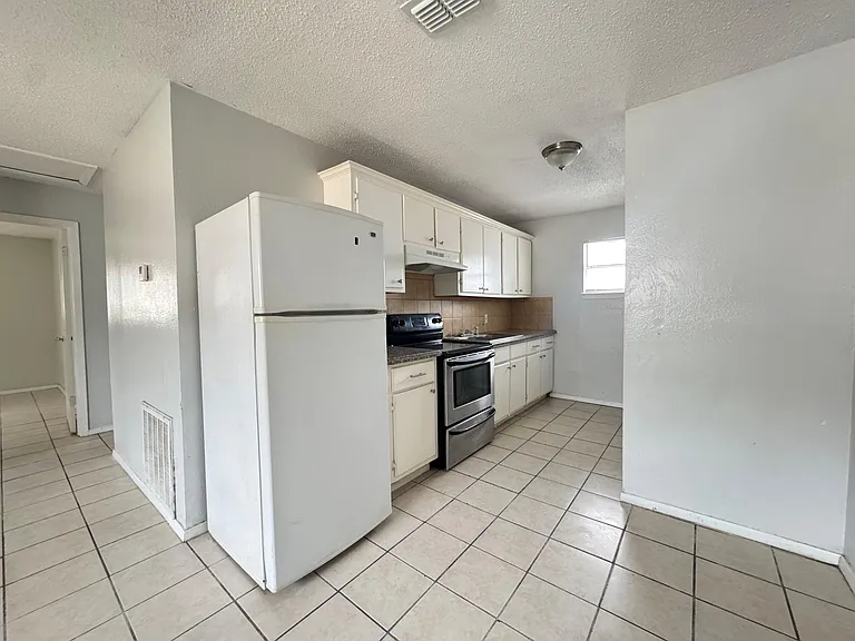 520 Gastel Cir #1 — Photo 3