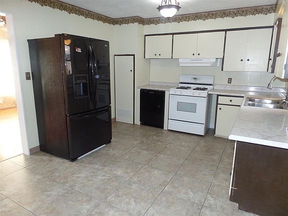 3rd image of 2608 Shady Ln
