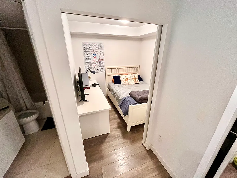 15 Roehampton Ave #412