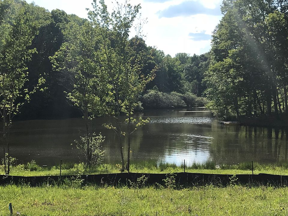 Lakefront in Oak Ridge!