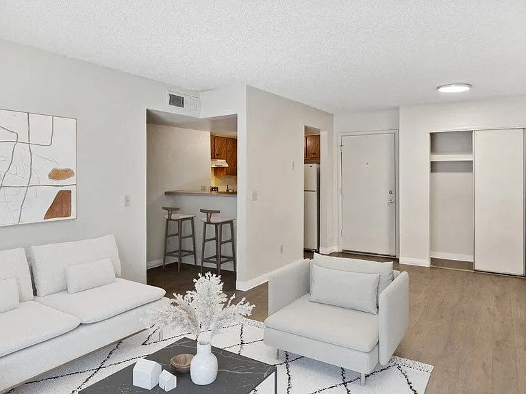 Tanque Verde Apartments — Photo 22
