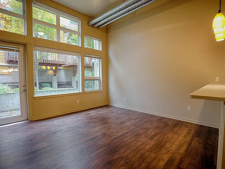 Saxe Apartments — Photo 36