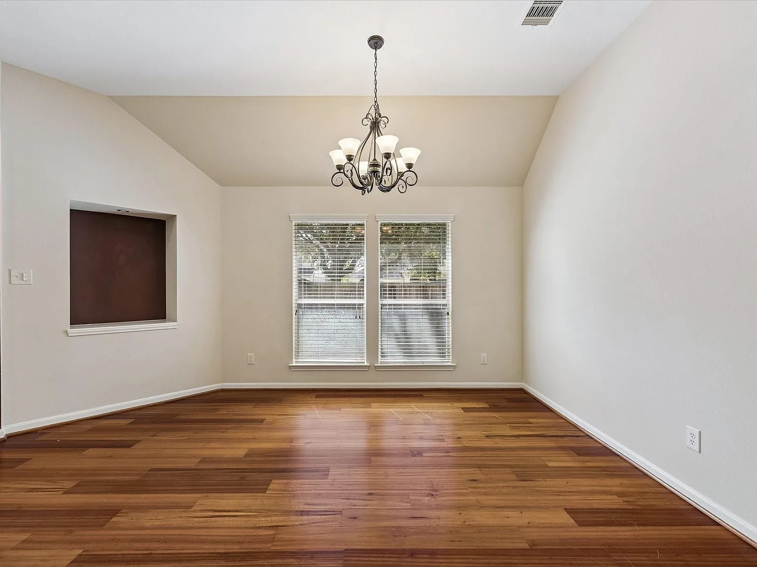 3 bed, 2.0 bath, 2406 sqft, $2,600 — Photo 4