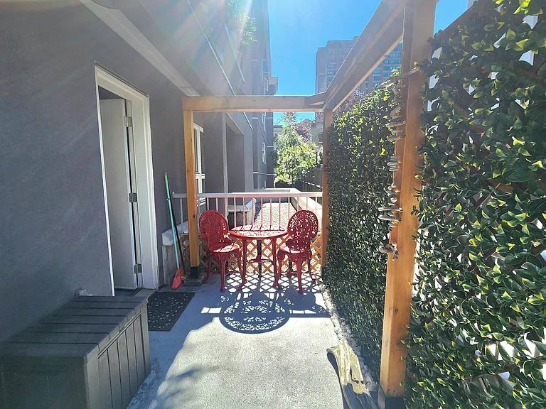 921 Thurlow St #204 — Photo 6