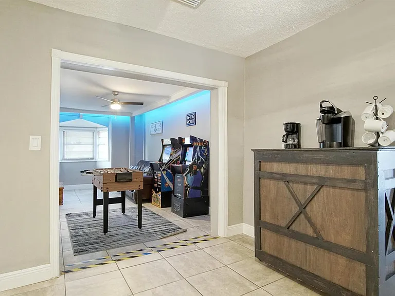 1002 Avenue E — Photo 14