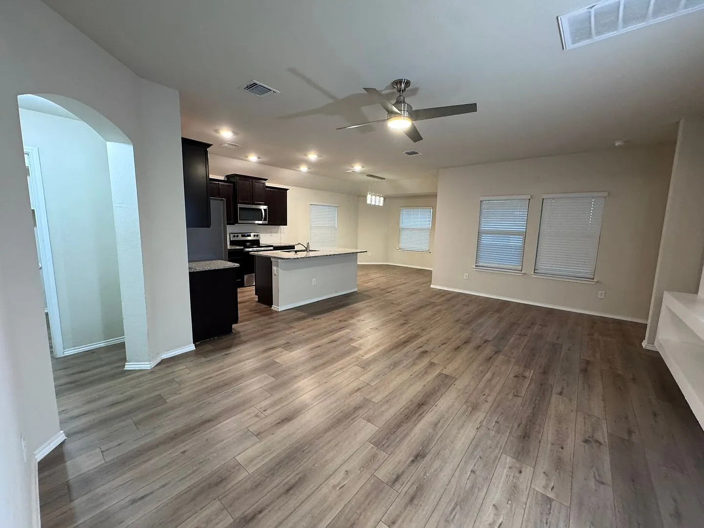 Cute & Cozy 3 Bdrm 2 Bath — Photo 4