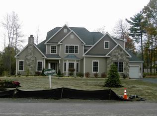 19 Chateau Dr, Halfmoon, NY 12065