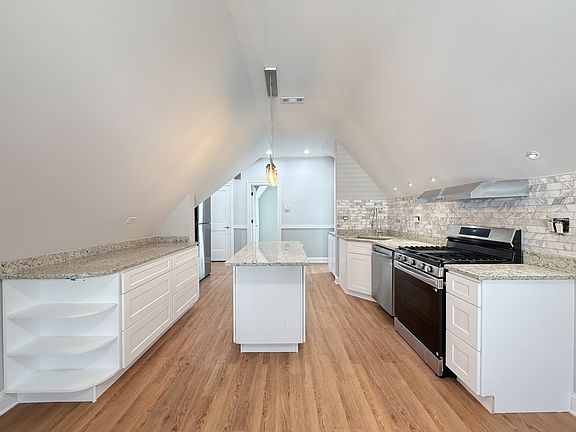 2nd image of 1721 W Nelson St #3