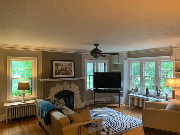 Spacious living room