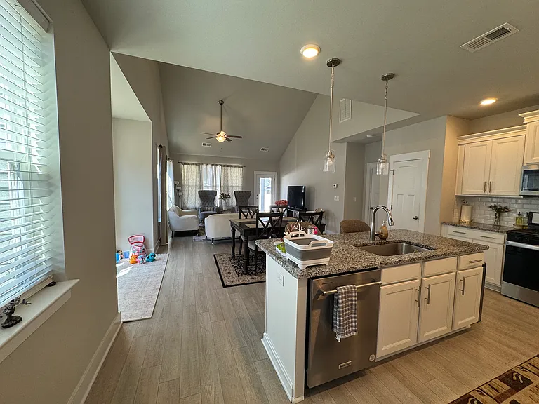 104 Greensdale Ln — Photo 4