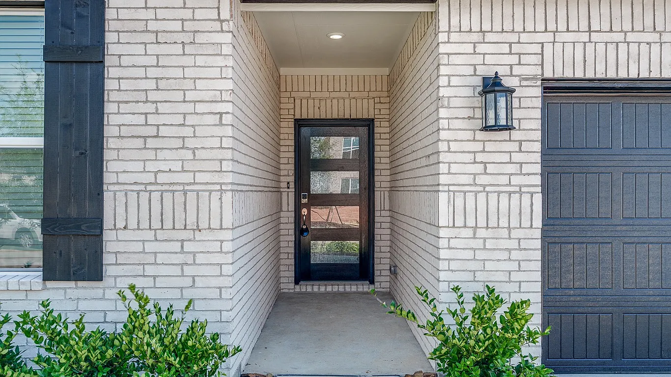 4 bed, 2100 sqft, $2,700 — Photo 2