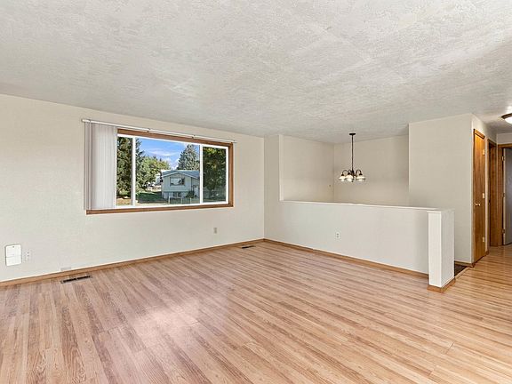 5th image of 1309 Pineview St