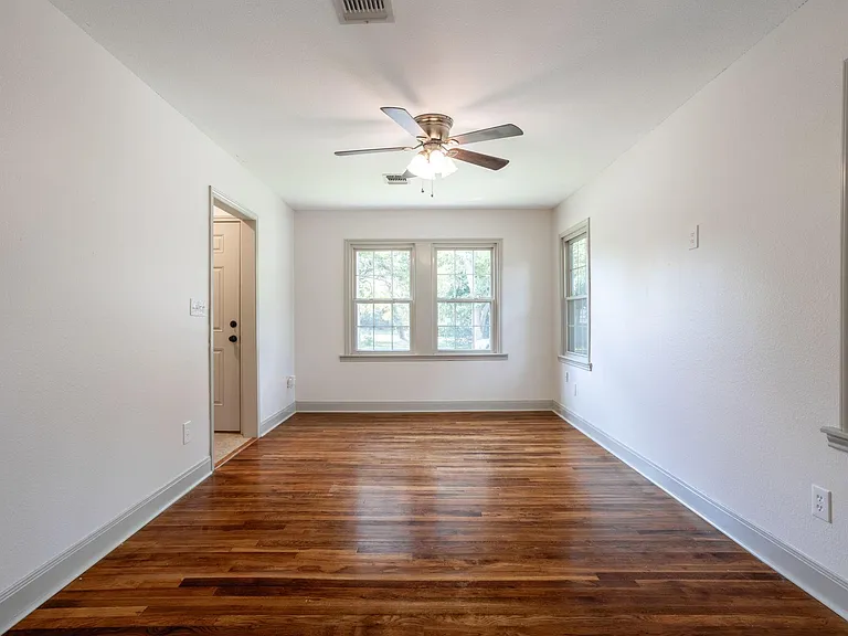 1517 Live Oak St — Photo 9