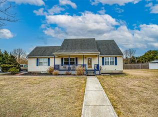 10 Twin Dr, Middle Island, NY 11953