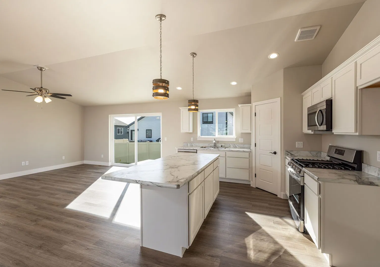 3 Bedroom 2 Bathroom Home Located in Copper Ridge Beautiful Single-Level Living! — Photo 2