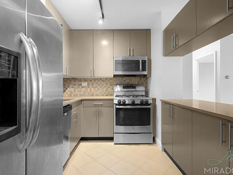 330 E 39th St #21D — Photo 4