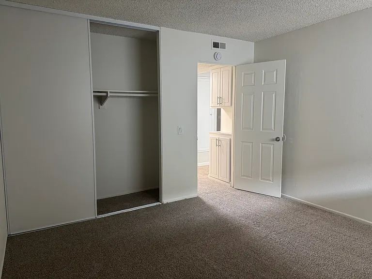2BR, 1BA-894SF