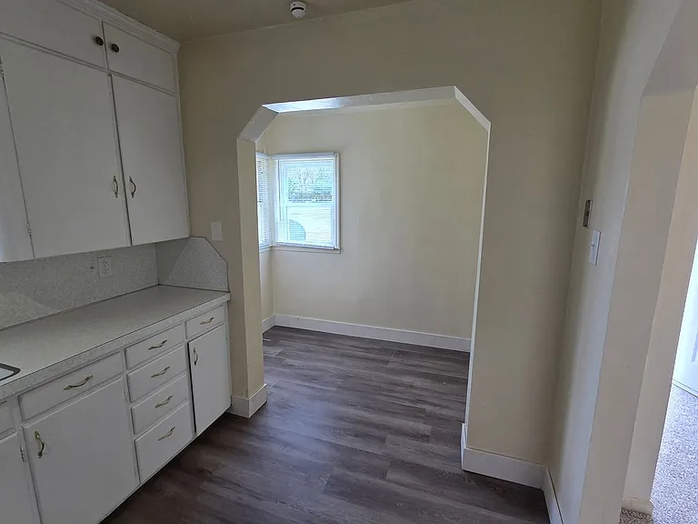 103 E Center St — Photo 5