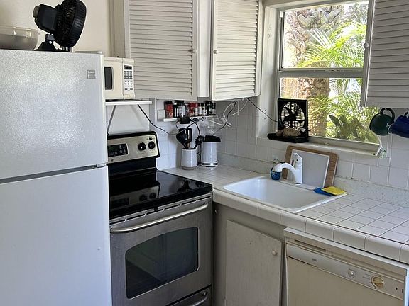 2nd image of 3252 NE 13th St APT 1