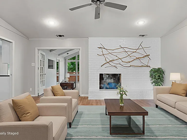 3200 Decharles St — Photo 4