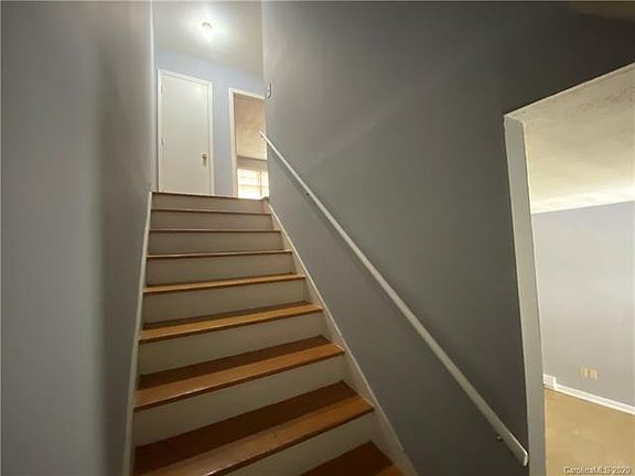 4th image of 929 Cantwell St #6