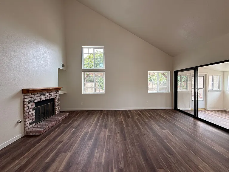1422 Eagle Ct — Photo 4