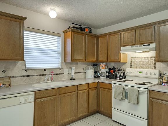 5th image of 810 La Sierra Ct